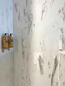 バレンシアにあるDesigner apartment facing the seaの白い大理石の壁のバスルーム