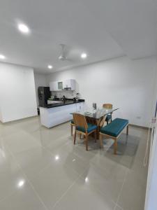 a kitchen and dining room with a table and chairs at Casa Flandes Tolima Amplia Totalmente Equipada in Flandes