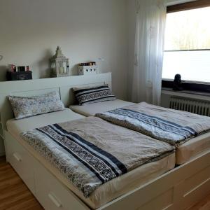 two beds sitting next to each other in a bedroom at Hennetraum in Meschede