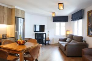 a living room with a couch and a table at Apartamentos Telecabine 365 in La Massana