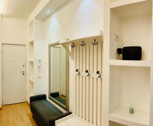 vestidor con espejo y sofá en Spruzzo Di Mare, en Ladispoli