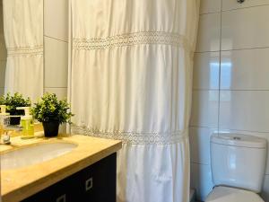 Un baño de Moderno a pasos de Parque Arauco