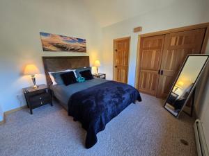 a bedroom with a large bed and a mirror at Moose Manor in Golden