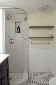 Bilik mandi di Victorian Luxury One Bedroom Apartment +24 gambar