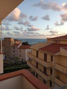 una vista dell'oceano dal balcone di un edificio di Vincenzo Sea House a Belvedere Marittimo