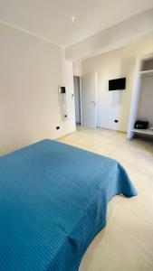 トロペアにあるTeresa Apartment & Roomの広いベッドルーム(青いベッド1台付) +8枚の写真