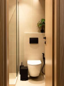 A bathroom at Ariadne Suites