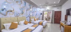 una camera con due letti e un murale di Lacasa Villa a Ukulhas