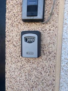 an electronic device sitting on top of a counter at RoseVilla روزفيلا in Ḩaql