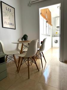 a dining room with a table and chairs at Esparta Home ! in Córdoba