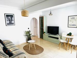 a living room with a couch and a tv at Esparta Home ! in Córdoba