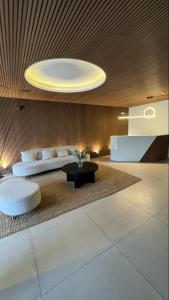 Modern, suitable and comfortable with a balcony的休息区