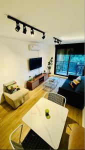 蒙得维的亚Modern, suitable and comfortable with a balcony的客厅里有一张白色的桌子和一张沙发 更多6张照片