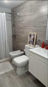蒙得维的亚Modern, suitable and comfortable with a balcony的配有马桶、水槽和淋浴的浴室