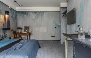 ein Schlafzimmer mit einem Bett mit Handtüchern darauf in der Unterkunft Old Town Hideaway in Vilnius