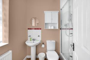 Koupelna v ubytování Stylish Apartment - 4 minutes to Town Centre - Private Parking, Self-Check-In, Fast Wifi and Smart TV by Yoko Property