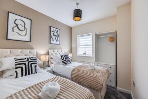 Postel nebo postele na pokoji v ubytování Stylish Apartment - 4 minutes to Town Centre - Private Parking, Self-Check-In, Fast Wifi and Smart TV by Yoko Property