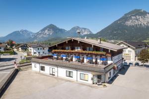 una vista aerea di un edificio con montagne sullo sfondo di Post Appartements a Strass im Zillertal