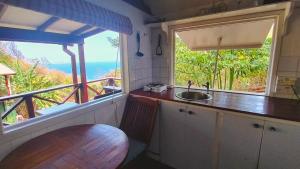 A kitchen or kitchenette at Cedar Retreat Cottage
