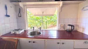A kitchen or kitchenette at Cedar Retreat Cottage