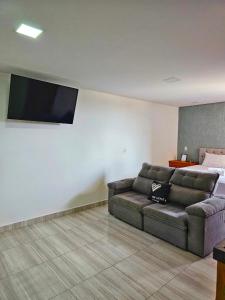 インビトゥバにあるHotel Backdoorのソファと薄型テレビのあるリビングルーム