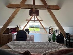 una habitación con una cama y una ventana grande en Les Villas du Ried, en Daubensand 46 fotos más