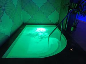 bañera de hidromasaje con luz verde en una habitación en E1 Studios, Sea & Beach Views, High Floor, en Gibraltar 58 fotos más