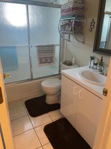 Et badeværelse på Private Suite in Luxury Home