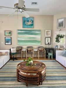 Et opholdsområde på Private Suite in Luxury Home + 24 billeder