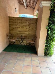 une terrasse avec deux chaises et une table dans l'établissement Studio tout confort, à La Crau 2 autres photos