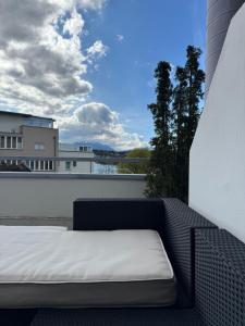 a bed on a balcony with a view at Seewohnung mit Terrasse in Villach
