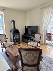 a living room with a fireplace and a table and chairs at Seewohnung mit Terrasse in Villach