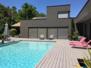 Magnifique Studio dans Villa Contemporaine au Calme avec Piscine & Parking Privé à Beaumont les Valence & Montéléger内部或周边的泳池