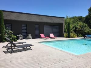Magnifique Studio dans Villa Contemporaine au Calme avec Piscine & Parking Privé à Beaumont les Valence & Montéléger内部或周边的泳池