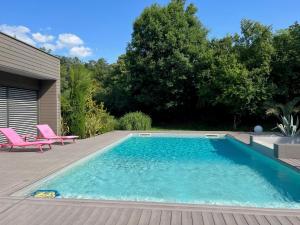 Magnifique Studio dans Villa Contemporaine au Calme avec Piscine & Parking Privé à Beaumont les Valence & Montéléger内部或周边的泳池