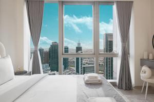 Postel nebo postele na pokoji v ubytování Great View from 63th Floor! Amazing Pool with Burj View! Grande Signature!