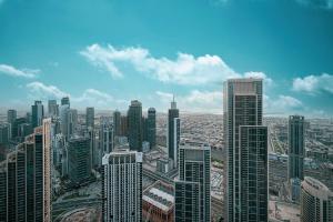 Nespecifikovaný výhled na destinaci Dubaj nebo výhled na město při pohledu z apartmánu