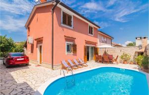 Bazén v ubytování Two-Bedroom Holiday Home In Banjole nebo v jeho okolí