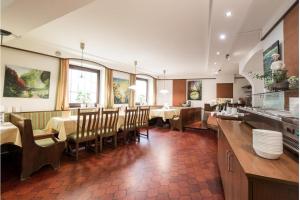 a restaurant with a dining room with tables and chairs at Pension "Zum Goldenen Kreuz" in Eferding