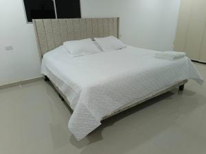 La PazにあるBonita casa en La Paz ,Cesarの白いベッド(白いシーツ、枕付)