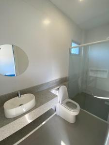 ゴヴェルナドール・セウソ・ラーモスにあるApartamento Bosque das Oliveiras - Palmasのトイレ、洗面台、シャワー付きのバスルーム