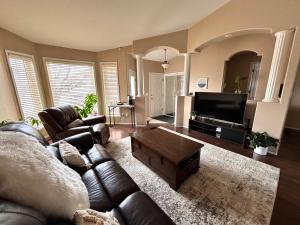 TV a/nebo společenská místnost v ubytování Saskatoon Lashyn Cove Homestay