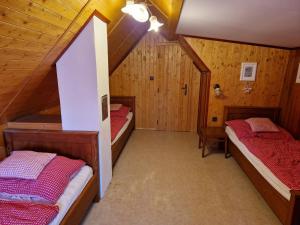 - une chambre avec 2 lits superposés dans une cabine dans l'établissement Chata Libošovice 109, à Libošovice