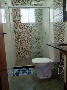 アハイアウ・ド・カボにあるCasa em Arraial do Cabo com Praia da Laguna dentro do Cond Recanto das Orquideasのトイレとシャワー付きのバスルーム