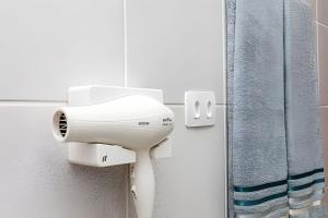 asciugacapelli sul muro di un bagno di A2-CantoForte - 200 metrosPraia - ARCond - Garagem - Wifi - Ideal para Família a Praia Grande