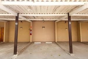 un parcheggio vuoto con una grande stanza di A2-CantoForte - 200 metrosPraia - ARCond - Garagem - Wifi - Ideal para Família a Praia Grande