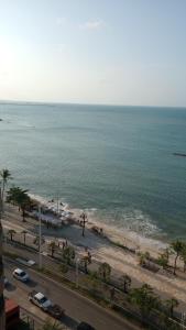 een luchtfoto van een strand en de oceaan bij Villa costeira Flat in Fortaleza