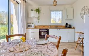 Η κουζίνα ή μικρή κουζίνα στο 2 Bedroom Beautiful Home In Boulleville
