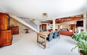 Posezení v ubytování Beautiful Home In Malataverne