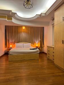 Ένα ή περισσότερα κρεβάτια σε δωμάτιο στο Cozy 3BR, 4-min CAI Airport, Balcony, Free Snacks